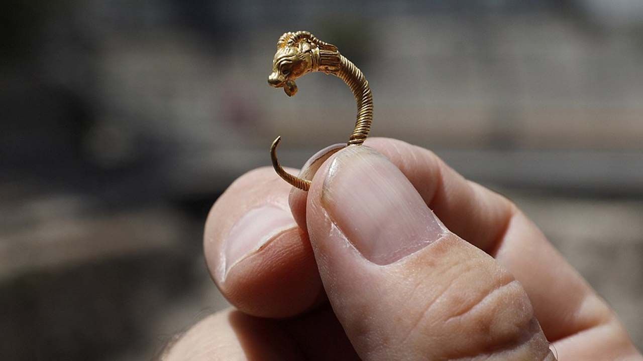A Gold Earring Discovered Near The City of David